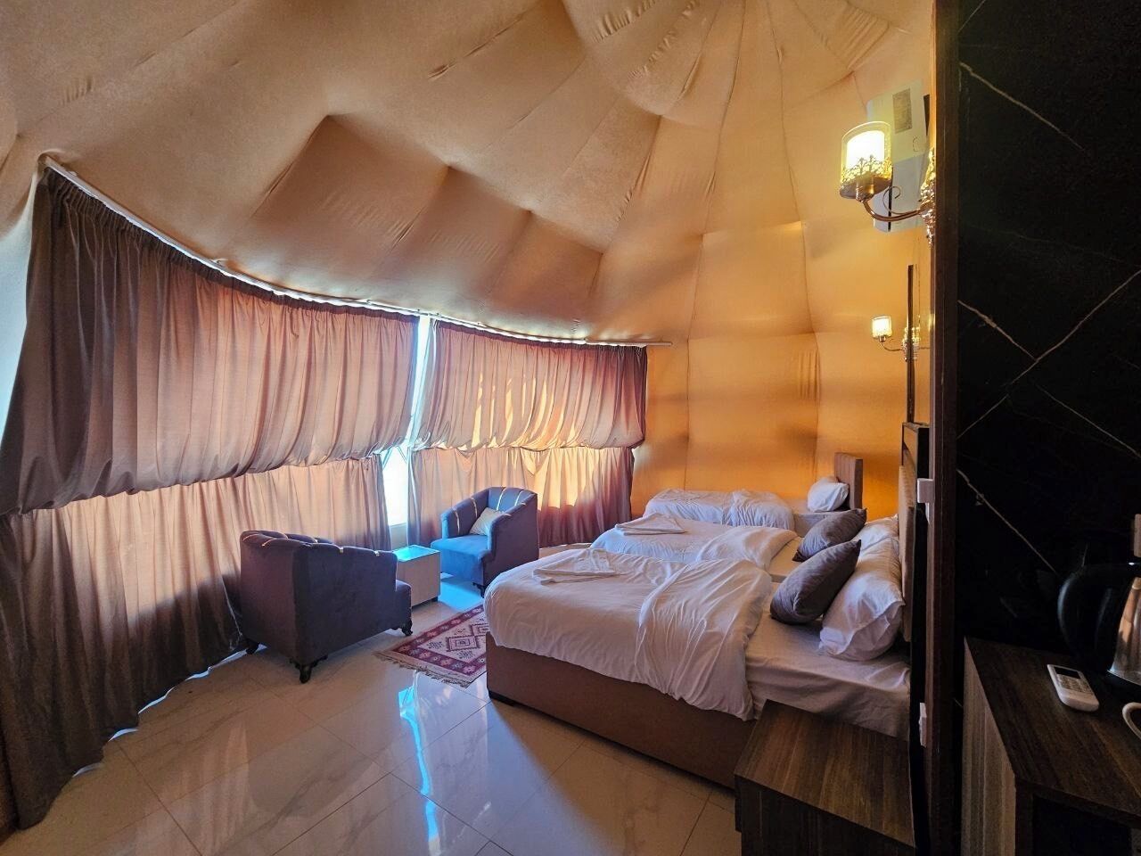 デラックス ダブルルーム バルコニー マウンテンビュー | セーフティボックス (室内)、遮光カーテン、WiFi (無料)