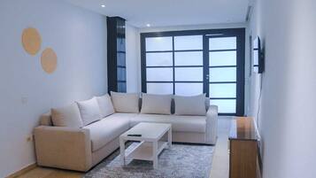 Studio Confort | Coin séjour | TV connectée de 32 pouces avec chaßnes par cùble