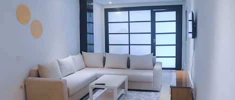 Studio Confort | Coin séjour | TV connectée de 32 pouces avec chaînes par câble