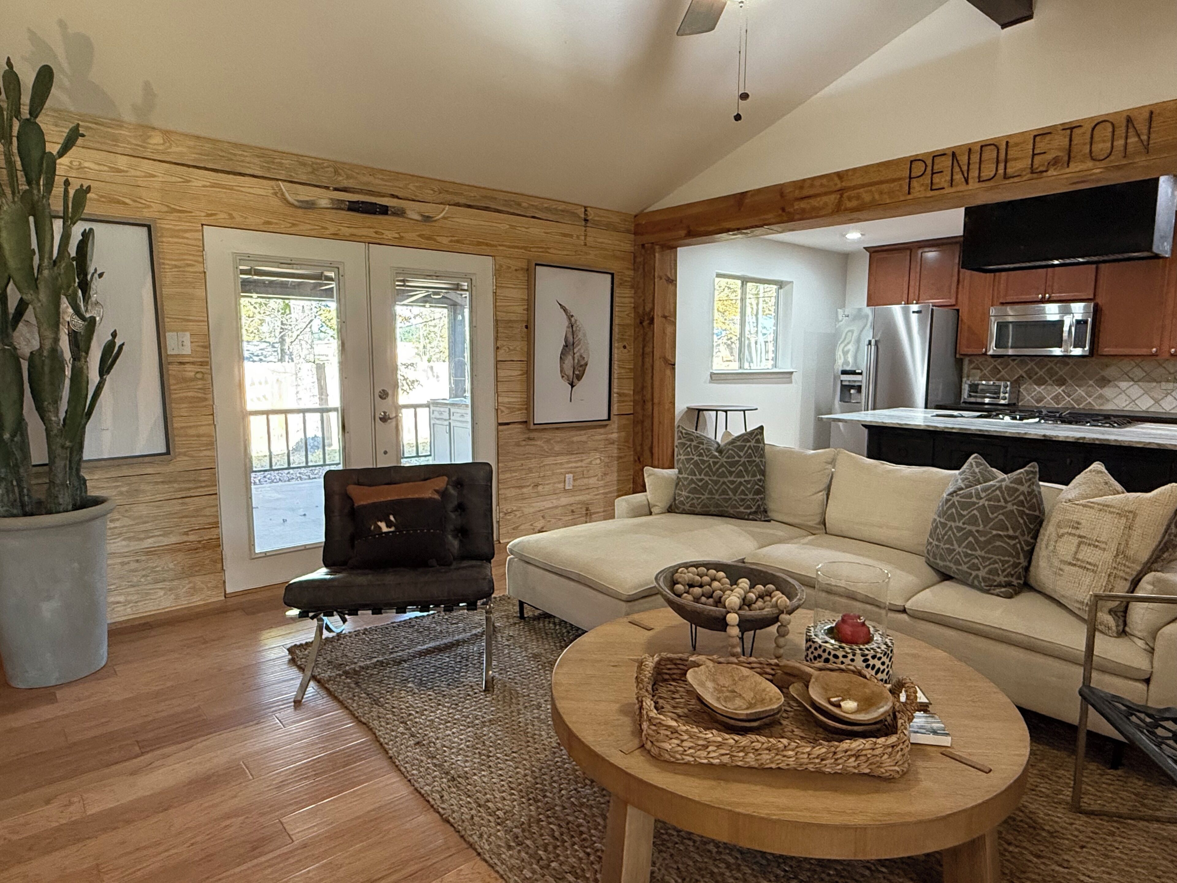 Televisión y chimenea 