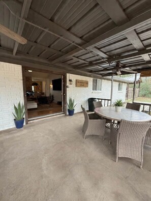 Outdoor dining - Pendelton Lodge | Country Gem & Huge Fire Pit (Conroe)