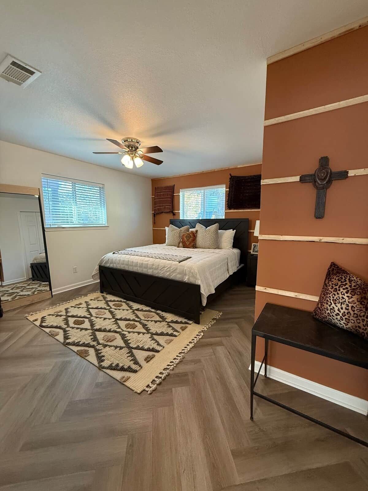 4 bedrooms, iron/ironing board, WiFi, bed sheets