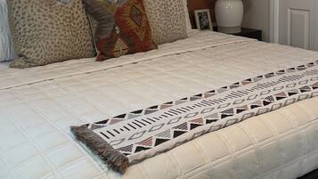 Tabla de planchar con plancha, wifi y ropa de cama