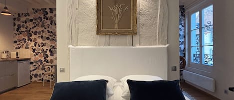 Ferros/tábuas de passar roupa, acesso à internet, roupa de cama