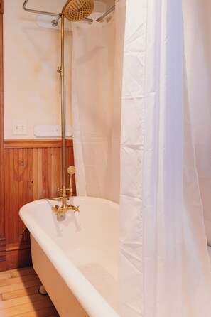 Douche, séchoir à cheveux, serviettes fournies, savon