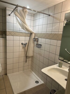 Shower - PMR 2/4 persons - Air conditioning - swimming pool - 100m from the beach (Sari-Solenzara)