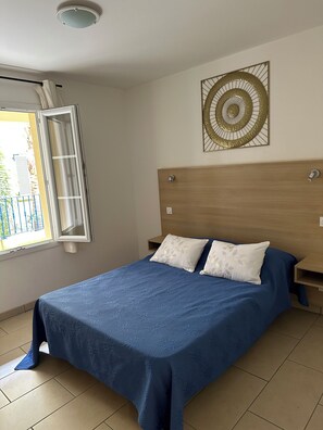 1 bedroom, travel cot, free WiFi, wheelchair access - PMR 2/4 persons - Air conditioning - swimming pool - 100m from the beach (Sari-Solenzara)