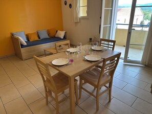 Dining - PMR 2/4 persons - Air conditioning - swimming pool - 100m from the beach (Sari-Solenzara)