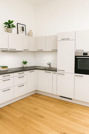 Een koelkast, een kookplaat, een vaatwasser