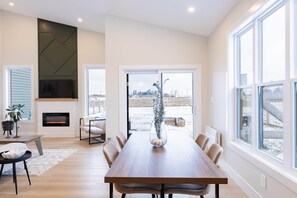 Dining - Golden Hour Vacation Home (Bunbury)