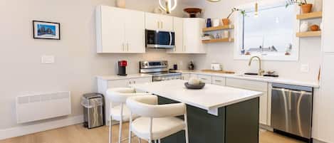 Réfrigérateur, four à micro-ondes, un four, surface de cuisson
