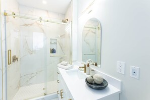 Sèche-cheveux, serviettes fournies, savon, shampoing