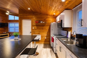 Jääkaappi, mikroaaltouuni, uuni, liesi