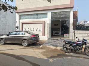 Property grounds - RK Dham Family Hotel Free Parking (Vrindavan)