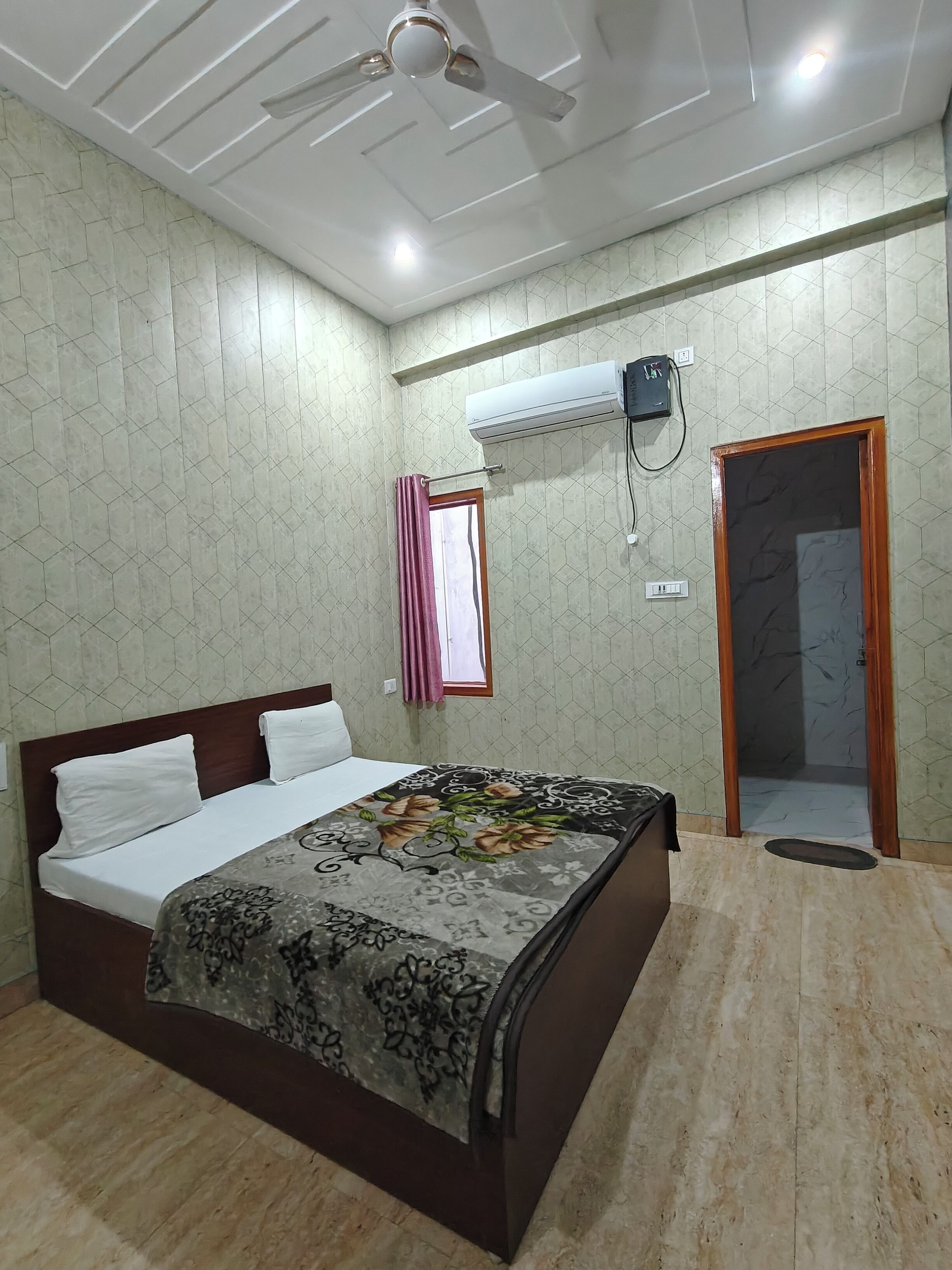 Standard Double Room | Iron/ironing board, free WiFi