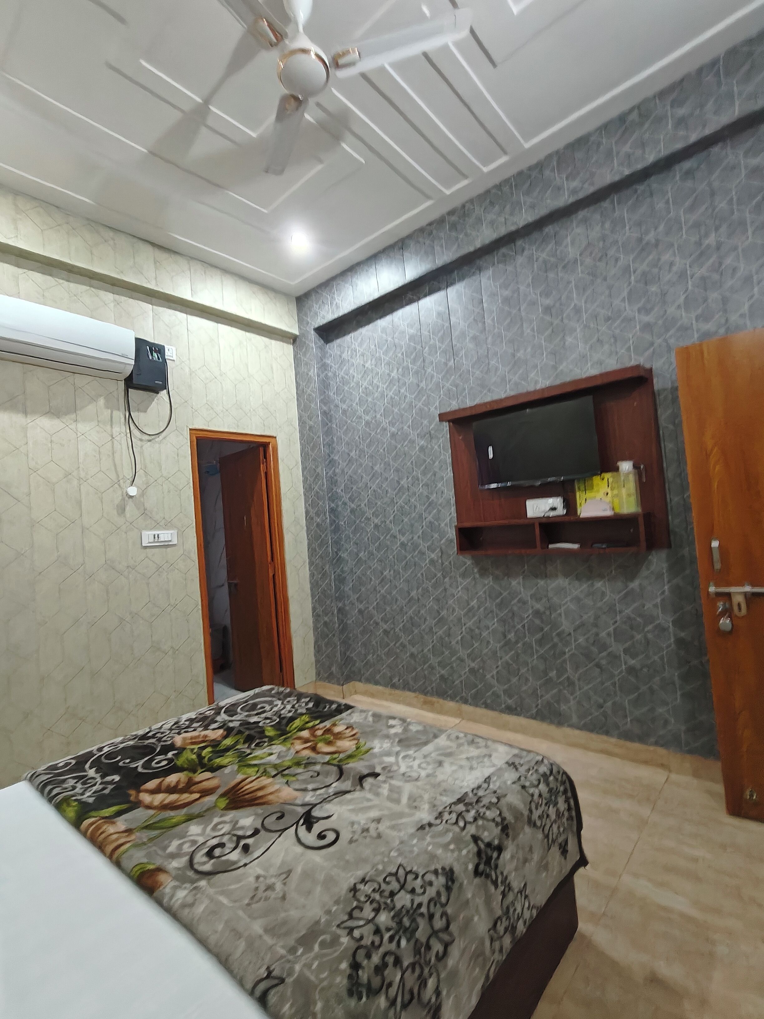 Standard Double Room | Iron/ironing board, free WiFi