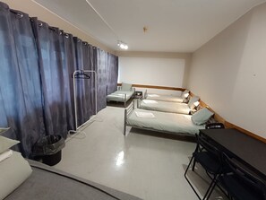 客房內保險箱、布置獨特、書桌、熨斗/熨衣板