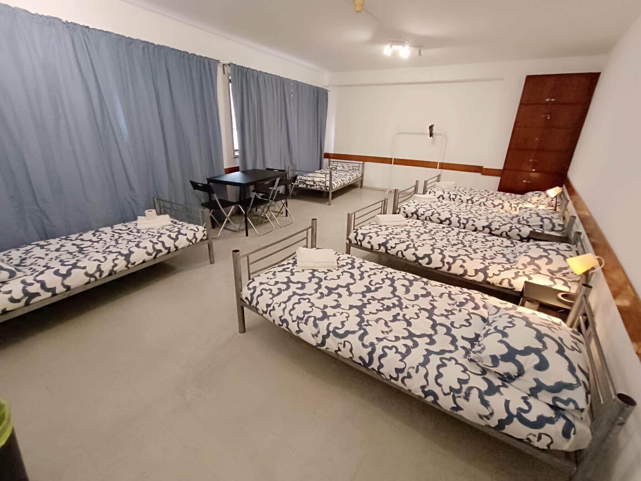 Caja de seguridad en la habitación, muebles diferentes y escritorio 