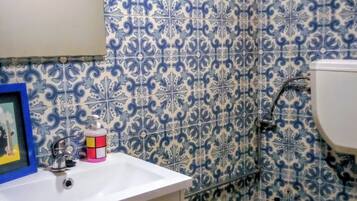 Douche, serviettes fournies, savon, shampoing