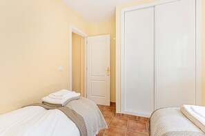 Tabla de planchar con plancha, wifi, ropa de cama