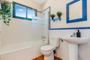 Chuveiro, toalhas de banho