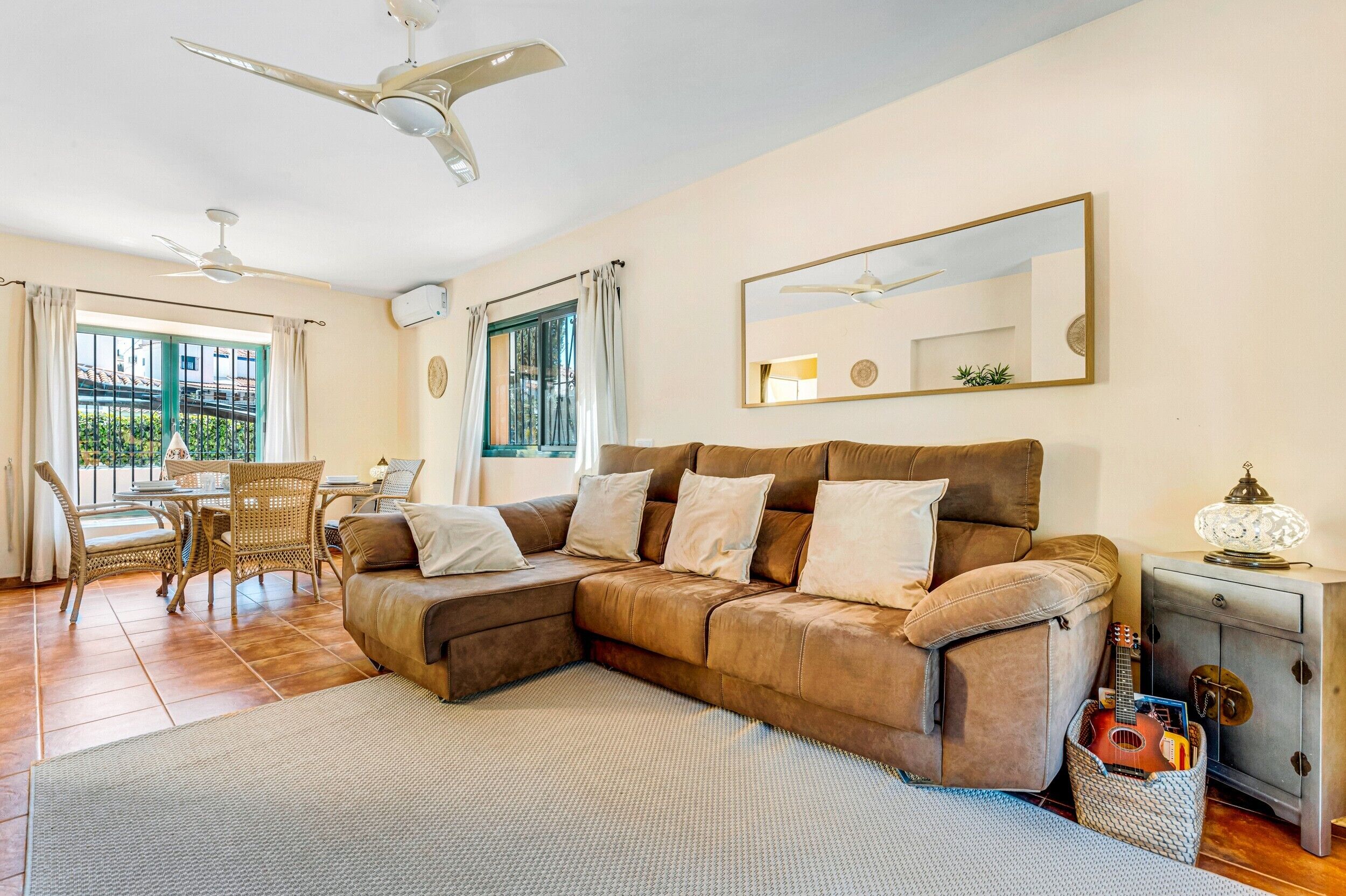 Een televisie en een open haard