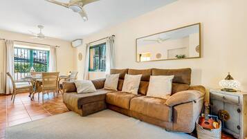 Een televisie en een open haard