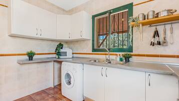 Frigorífico, microondas, horno y placa de cocina