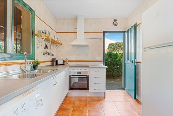 Frigorífico, microondas, horno y placa de cocina