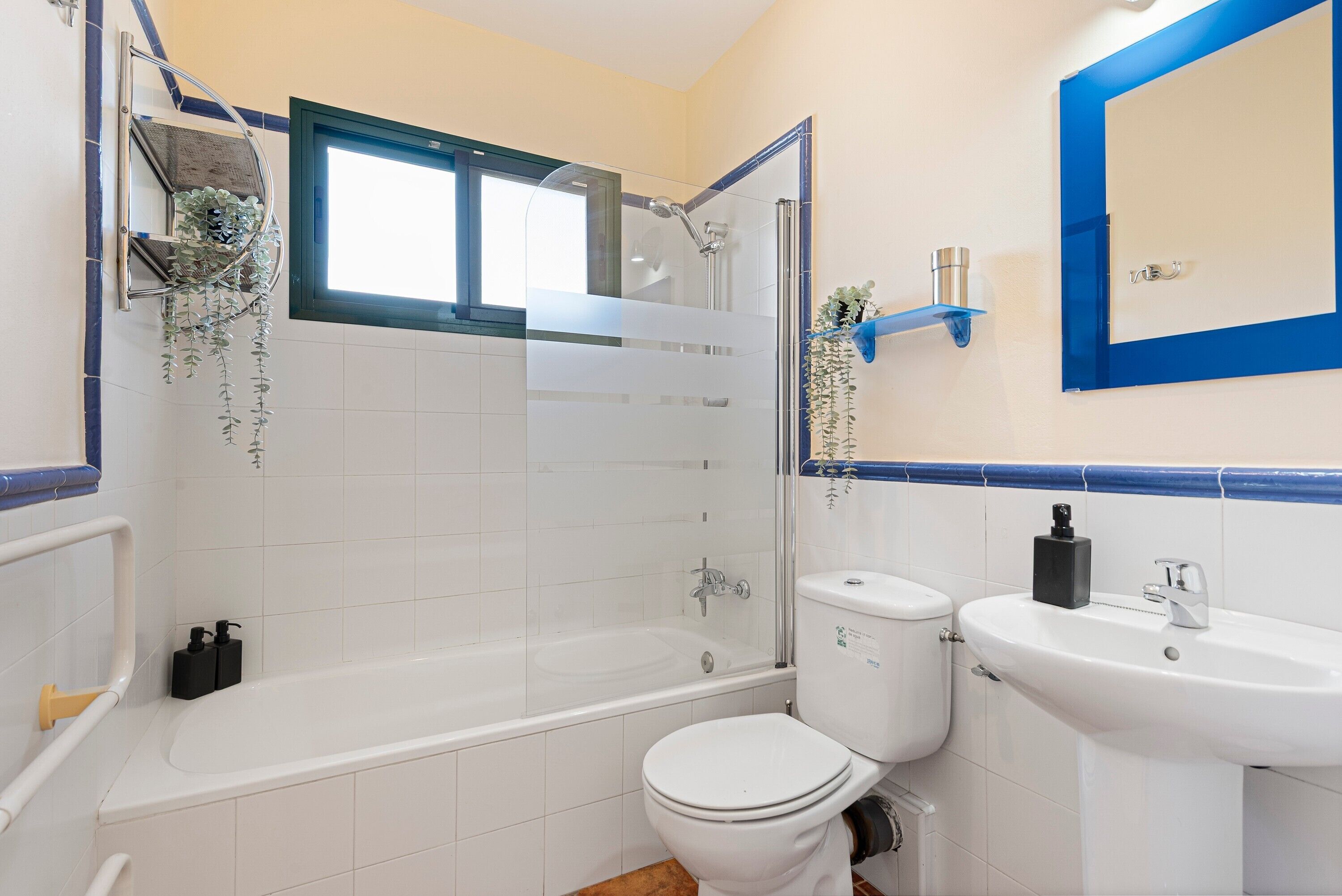 Douche, sèche-cheveux, serviettes fournies