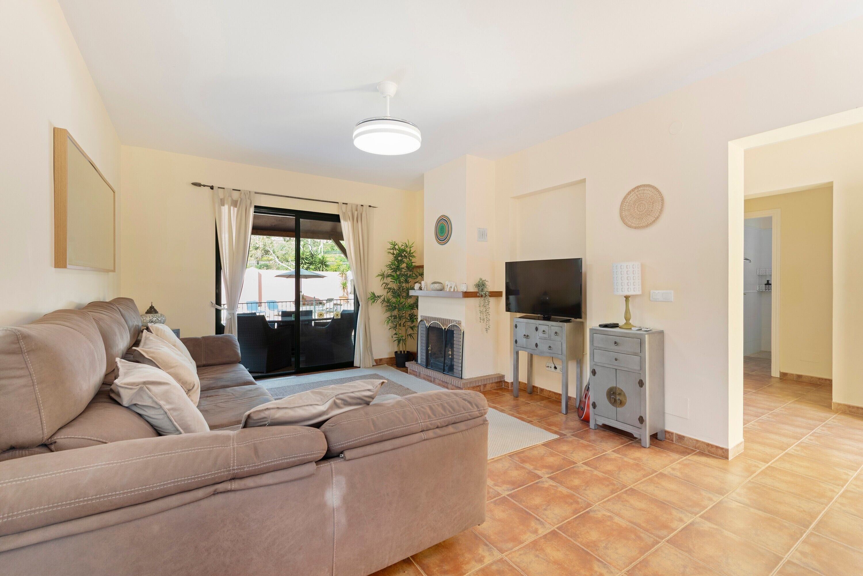 Televisie en een open haard