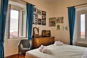 Free WiFi, bed sheets - Family typical house in historic center (Domaso)