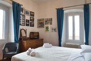 Free WiFi, bed sheets - Family typical house in historic center (Domaso)