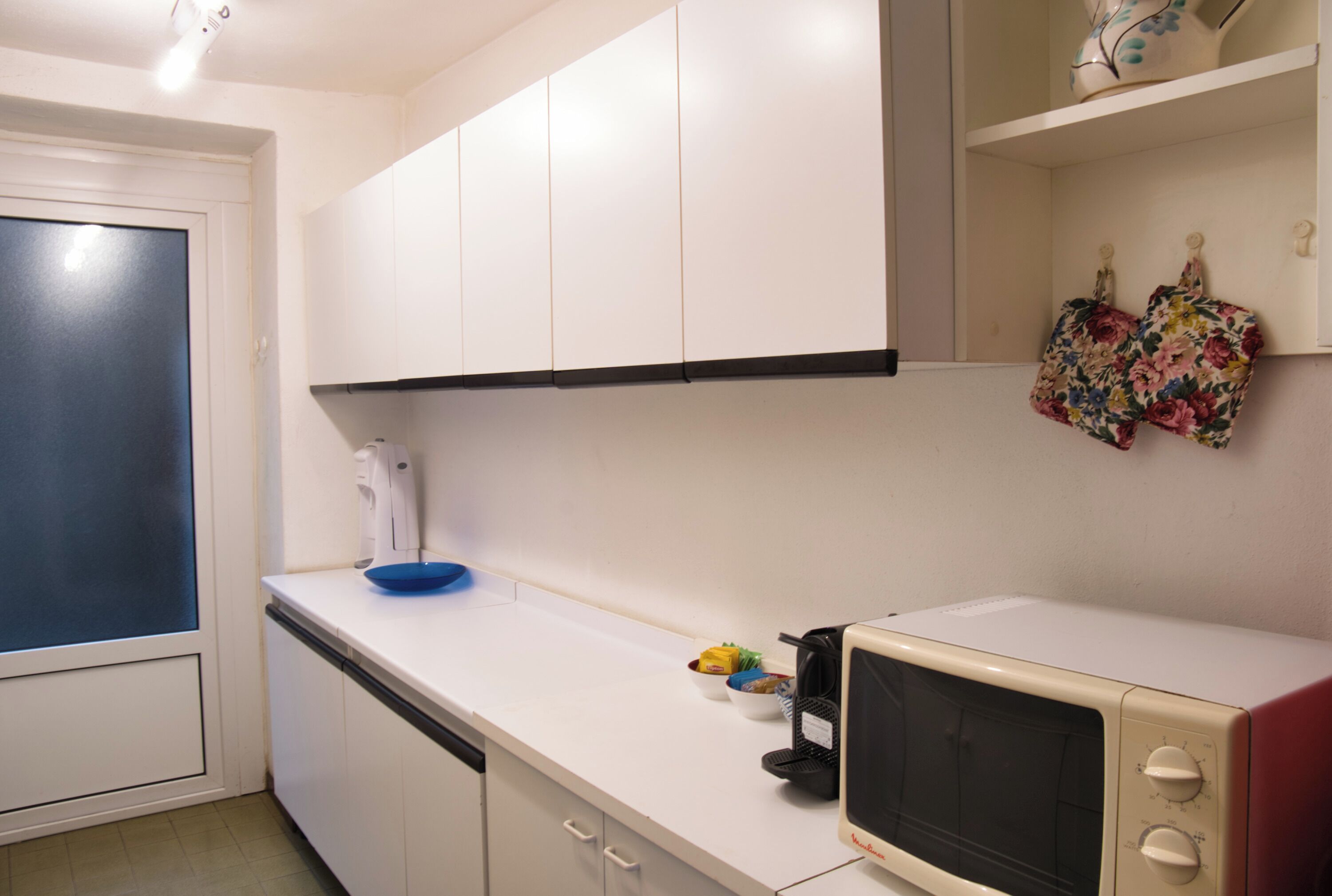 Een koelkast, een microgolfoven, een kookplaat, een vaatwasser