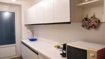 Een koelkast, een microgolfoven, een kookplaat, een vaatwasser