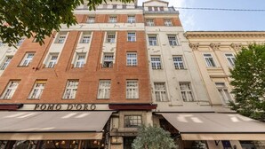Ein mehrgeschossiges Gebäude mit einem Restaurant namens „POMO D'ORO