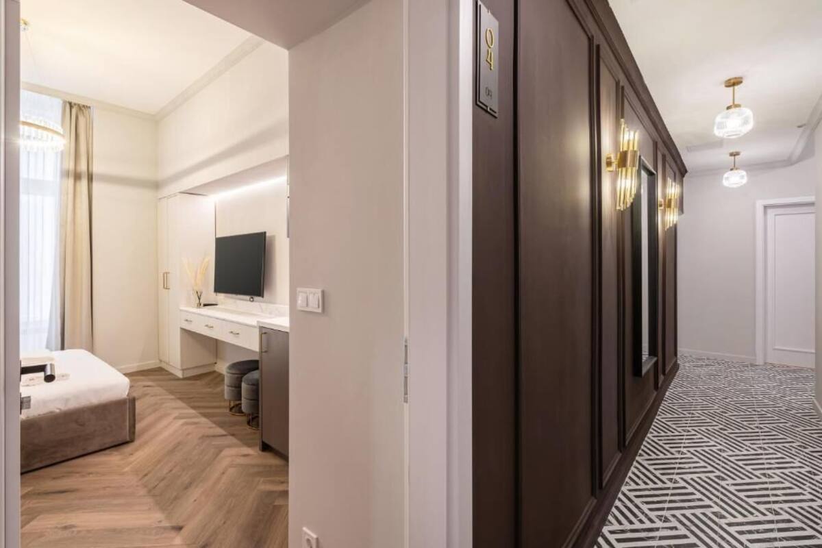 Une chambre d’hôtel équipée d’un lit, d’un bureau, d’une télévision et d’une armoire.