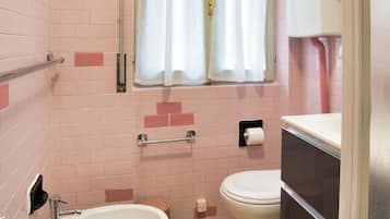 Bruser, hårtørrer, bidet, håndklæder