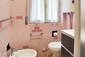 Doccia, asciugacapelli, bidet, asciugamani