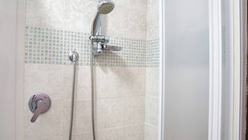 Douche, sèche-cheveux, bidet, serviettes fournies