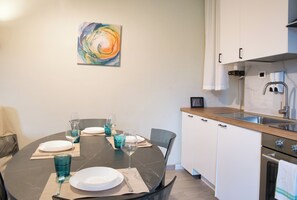 Talheres/pratos/utensílios de cozinha, mesas de jantar