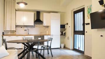 Pentole/stoviglie/utensili, tavolo da pranzo