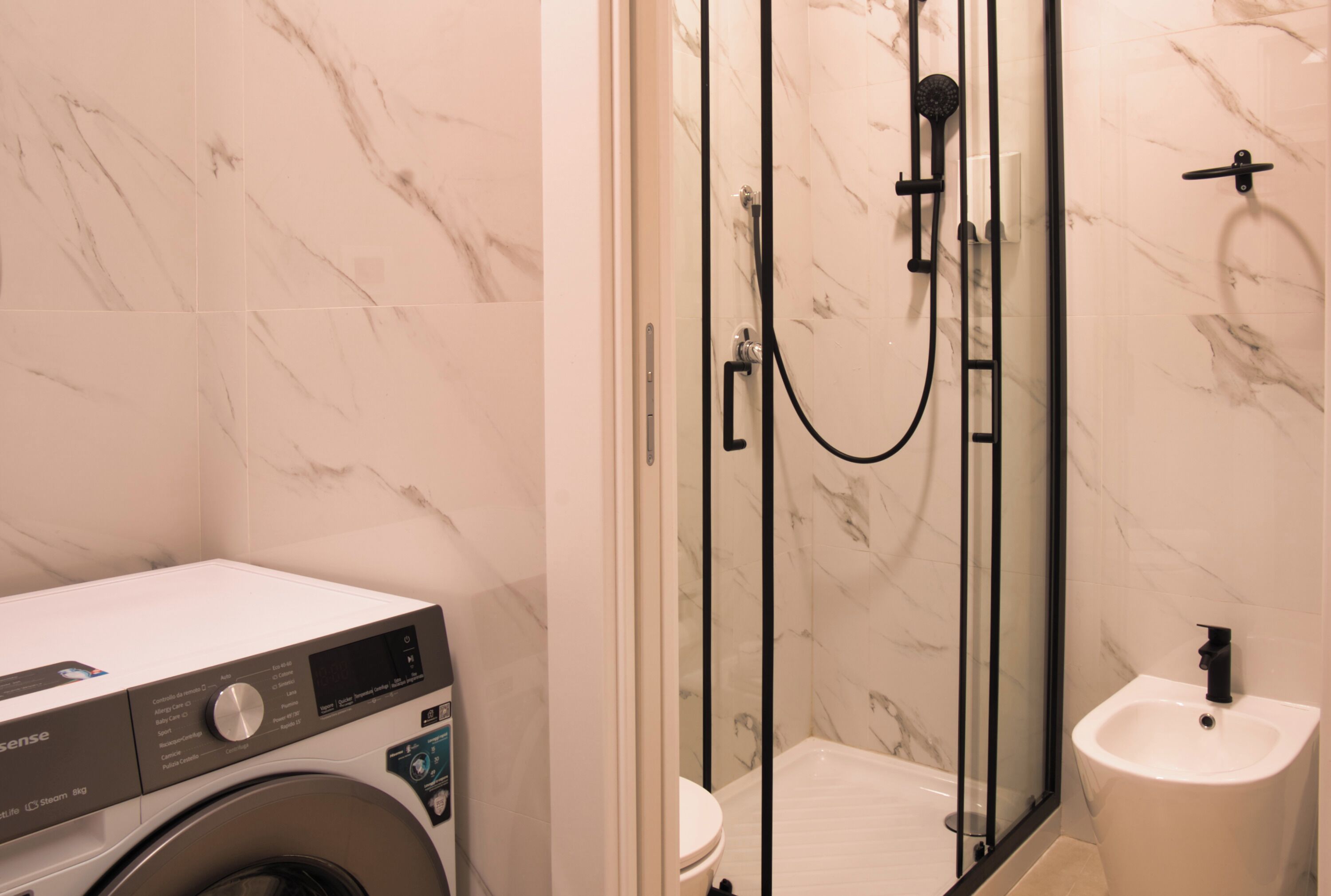 Douche, sèche-cheveux, bidet, serviettes fournies
