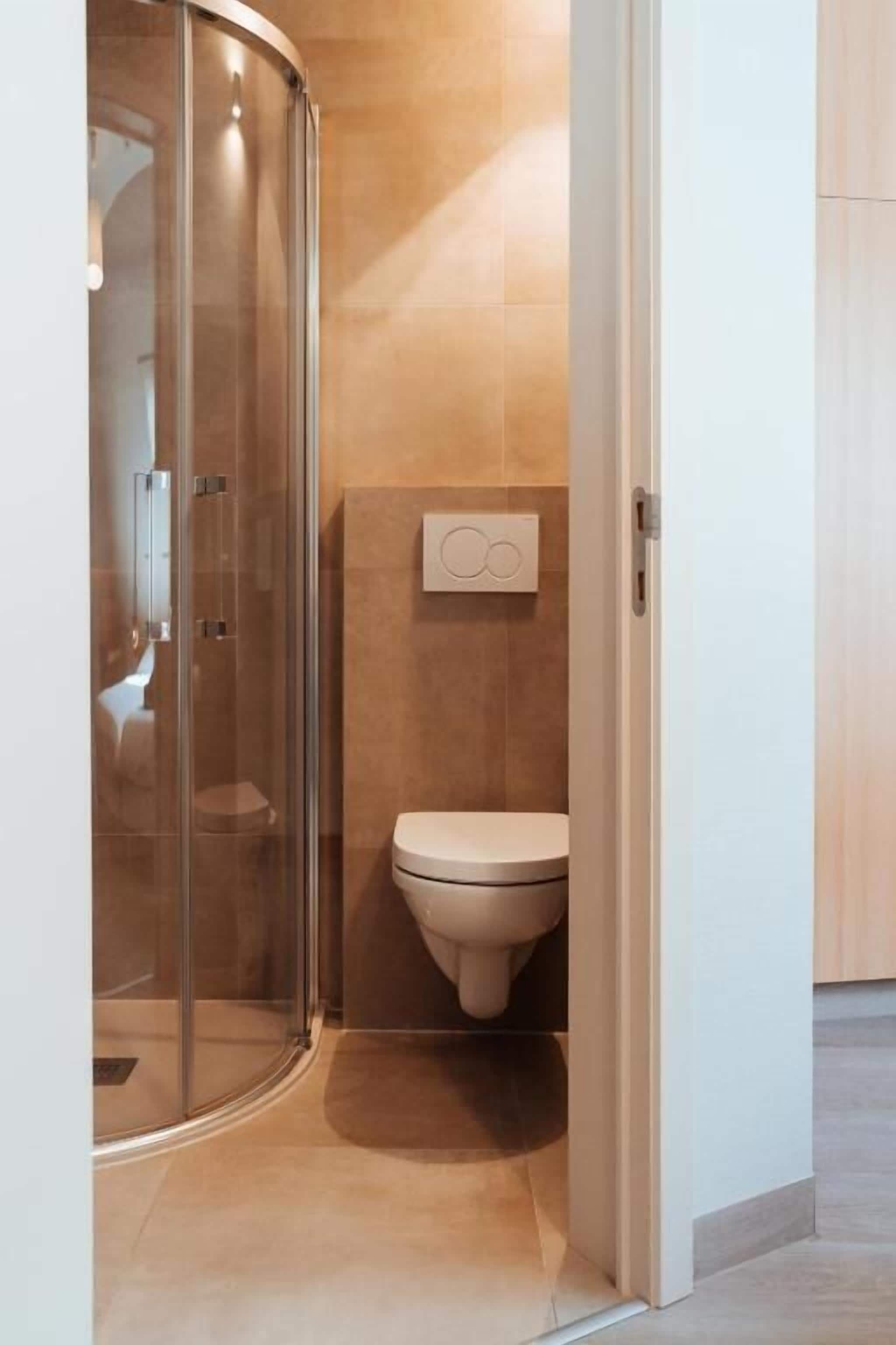 Economy Twin kamer, niet-roken | Badkamer | Een douche, gratis toiletartikelen, een haardroger, handdoeken