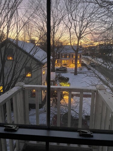 Little Downtown Apt with Beautiful Window View