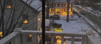 Little Downtown Apt with Beautiful Window View