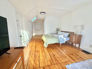 WiFi, bed sheets - Little Downtown Apt with Beautiful Window View (Brunswick)