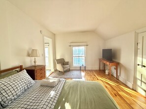 WiFi, bed sheets - Little Downtown Apt with Beautiful Window View (Brunswick)