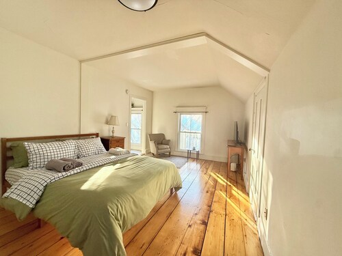 Little Downtown Apt with Beautiful Window View