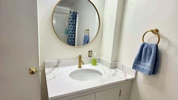 Ducha, secador de pelo, toallas y jabón